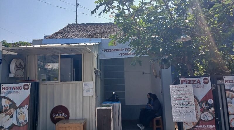 Gerai UMKM rumahan yang viral menjual pizza cone. Foto: Reski Yohan Oktaviena